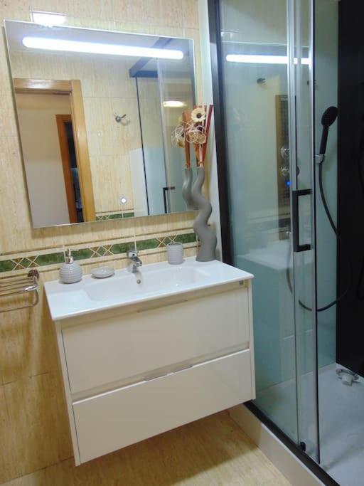 Apartamento Con Jardin ซานติอาโก เด กอมโปสเตลา ภายนอก รูปภาพ