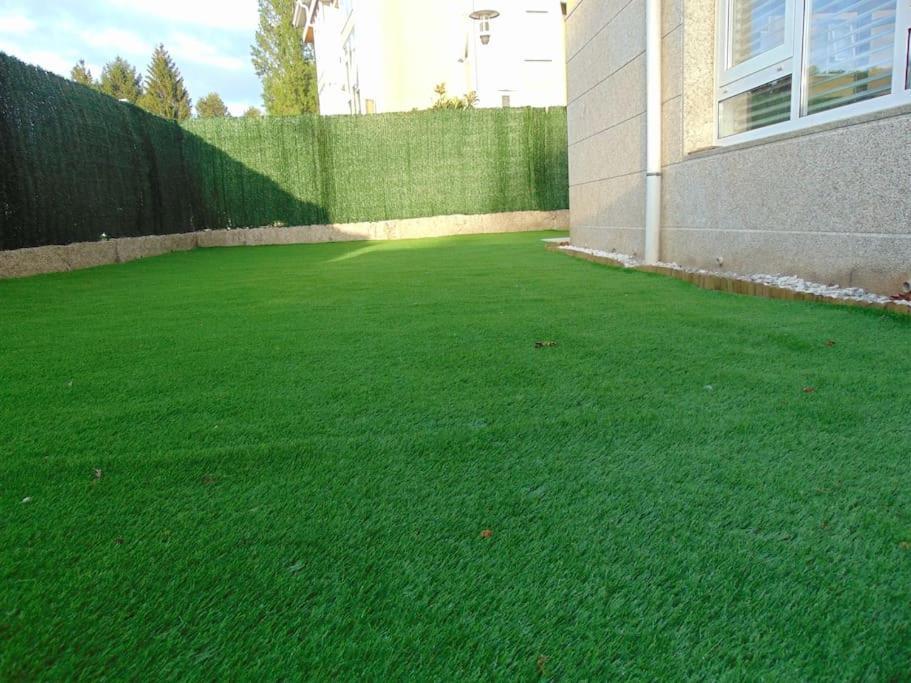 Apartamento Con Jardin ซานติอาโก เด กอมโปสเตลา ภายนอก รูปภาพ
